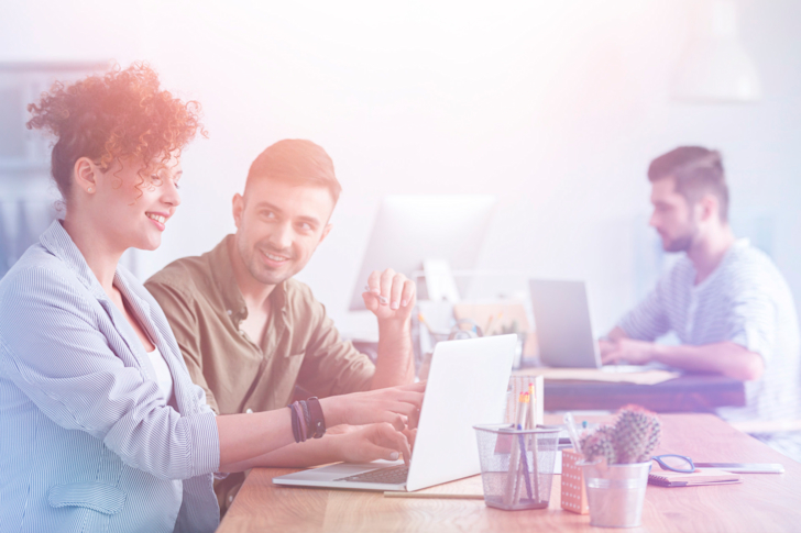 medewerkers-werknemers-kantoor-laptop-overleg-bureau-flex