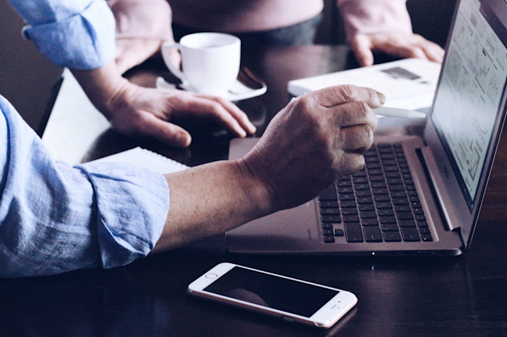 Mensen-werken-laptop-overleg