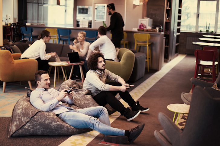 Medewerkers spelen een spel op kantoor tertiaire arbeidsvoorwaarden