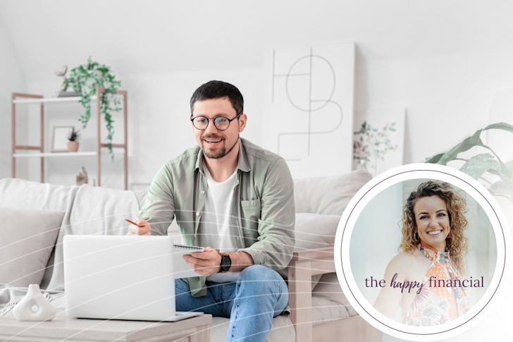 Man met laptop leest zich in over het omzetten van een eenmanszaak naar een bv - The Happy Financial