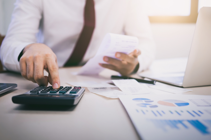 financial-officers-calculate-expenses-from-cash-bills t20 W7wxX1