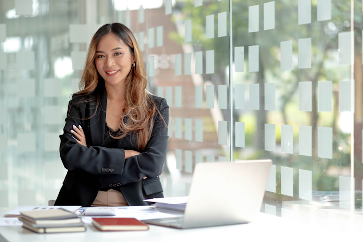 vrouw-ondernemer-kantoor-trots-zeker-laptop