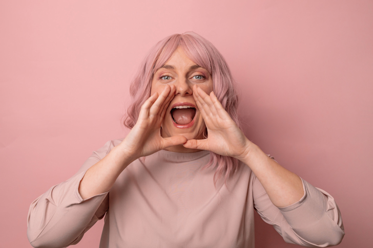 vrouw-roepen-aankondiging-marketing-seo