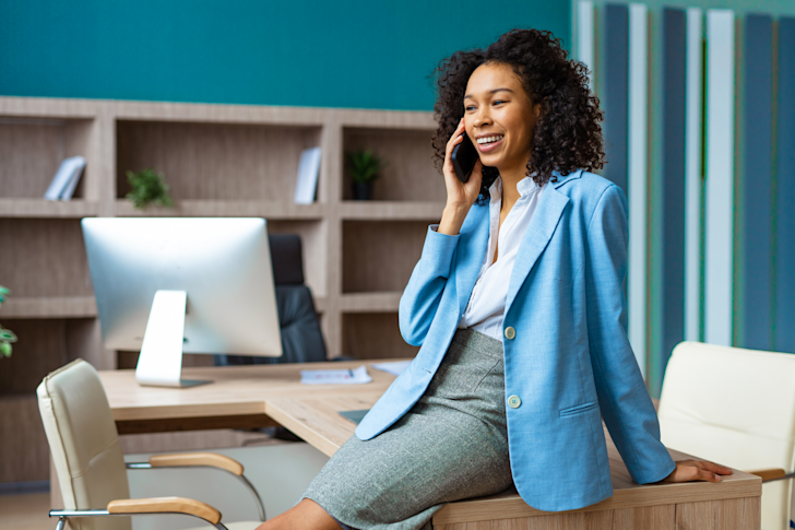 Zakenvrouw aan telefoon op bureau