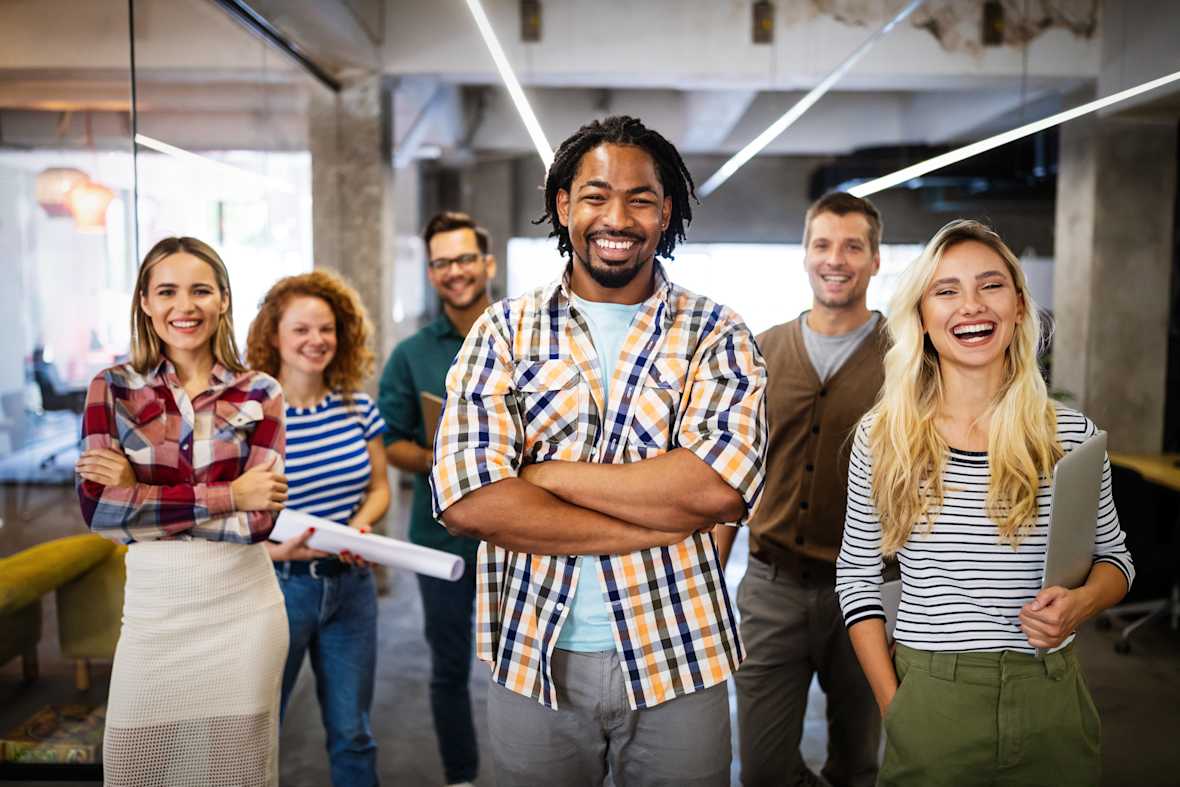 werknemers-team-blij-vrolijk-arbeidsvoorwaarden-kantoor-mensen-vrouw-man