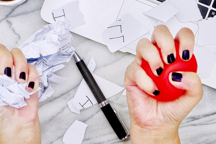 stressball-handen-knijpen-bureau-laptop