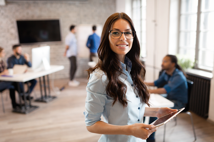 Jonge vrouw in kantoor - Uitzendkracht aannemen