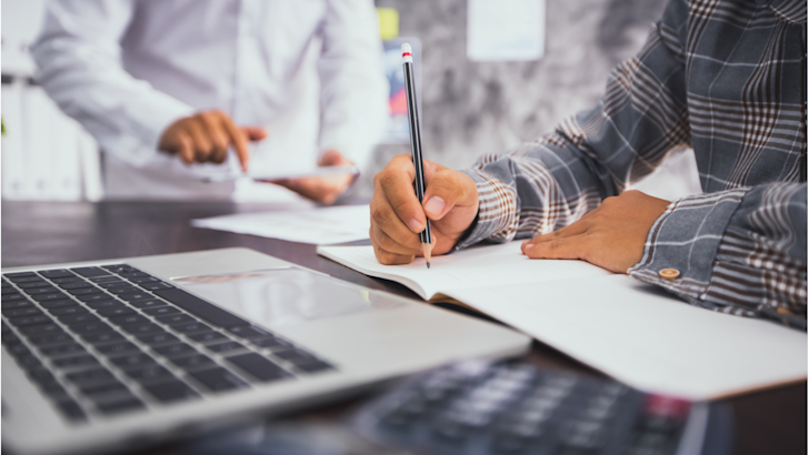 business-man-schrijft-en-plant-in-notitieboek