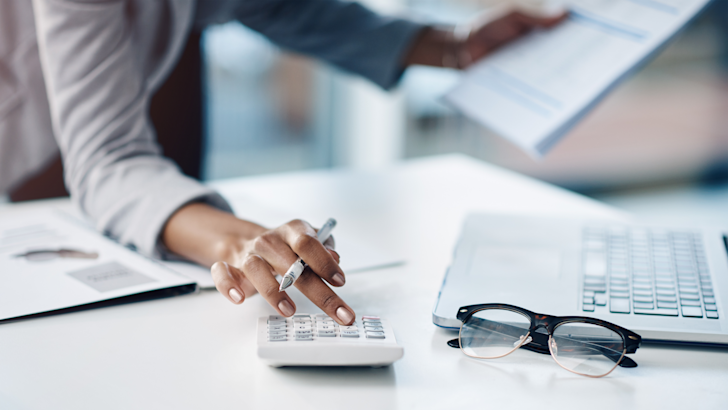 businessvrouw-gebruikt-rekenmachine