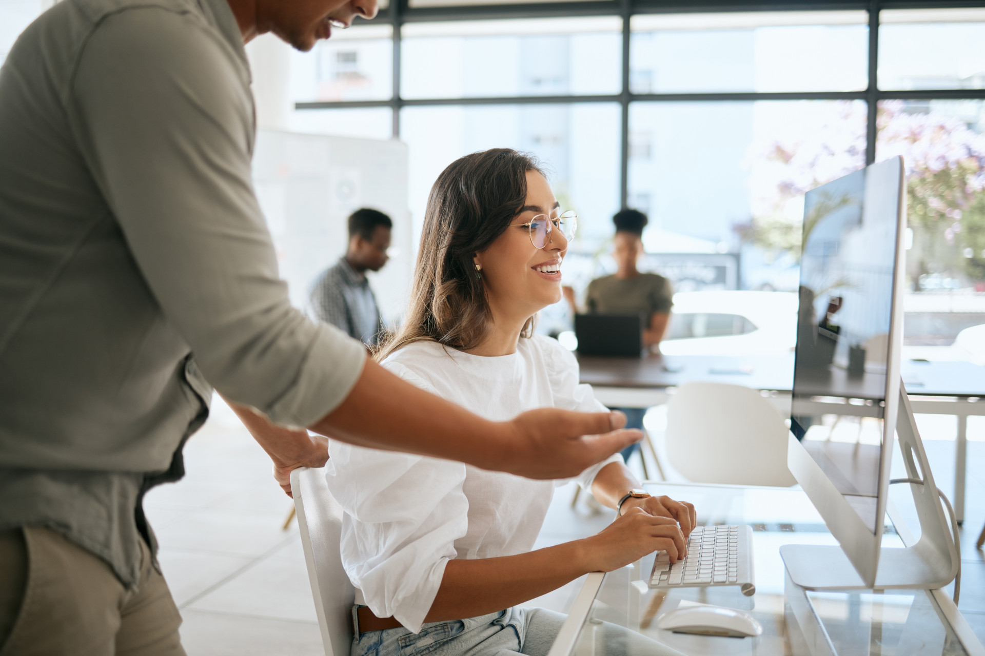 samenwerking-collega-medewerker-personeel-werknemer-computer-lach