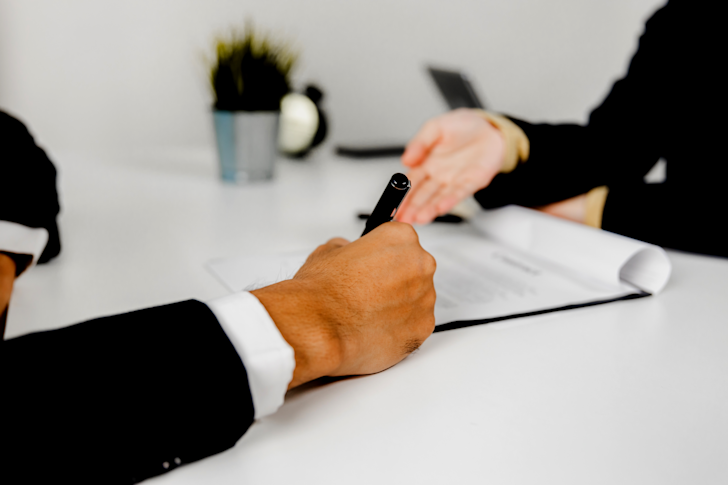 contract ondertekenen-zzpers overwegen vast dienstverband