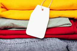 Stapel kleding die geretourneerd wordt