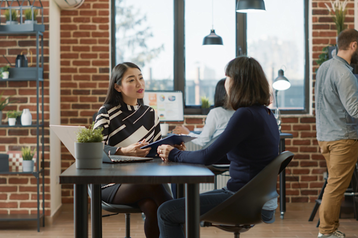 Kandidaat met cv in gesprek op kantoor
