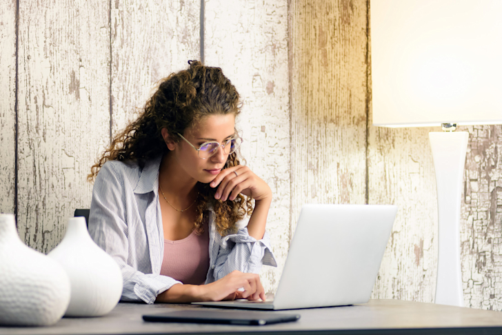 vrouw-laptop-thuiswerken-concentratie