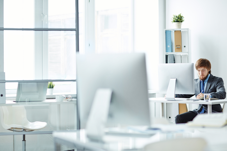 Medewerker in leeg kantoor