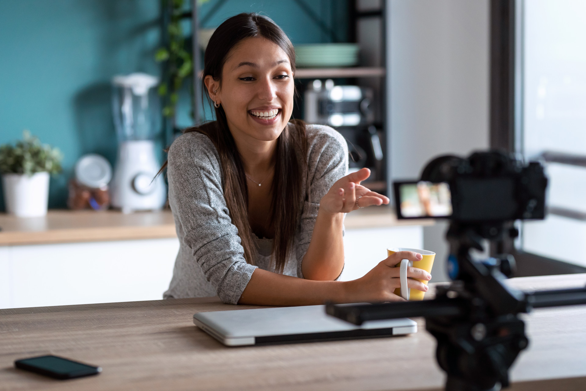 lach-vrouw-video-opname-youtube-camera-selfie