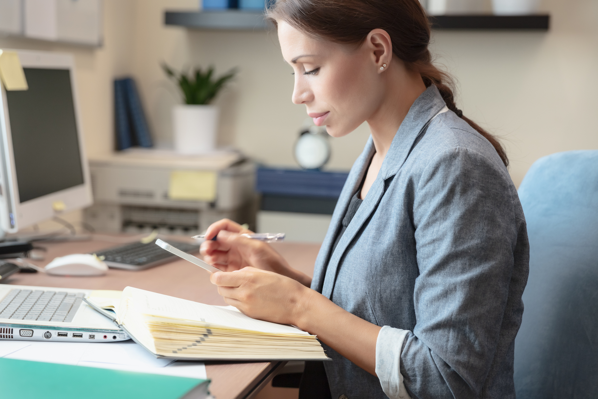 Vrouw - les - notitieboek - laptop - telefoon