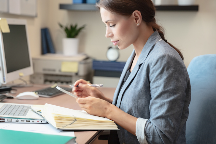 Vrouw - les - notitieboek - laptop - telefoon