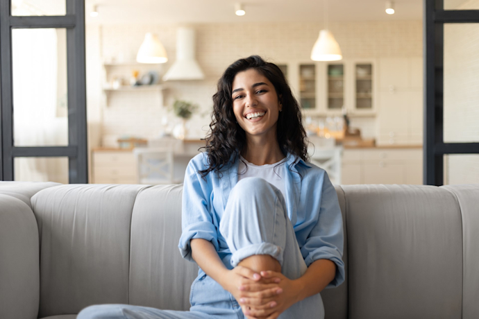 Jonge vrouw geniet van vrije tijd
