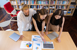 MKBSD - CSRD dataverzameling mensen aan tafel kijkend naar grafieken