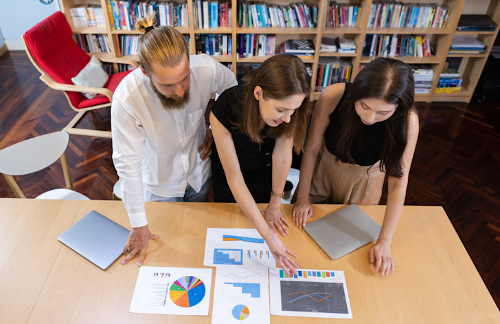 MKBSD - CSRD dataverzameling mensen aan tafel kijkend naar grafieken