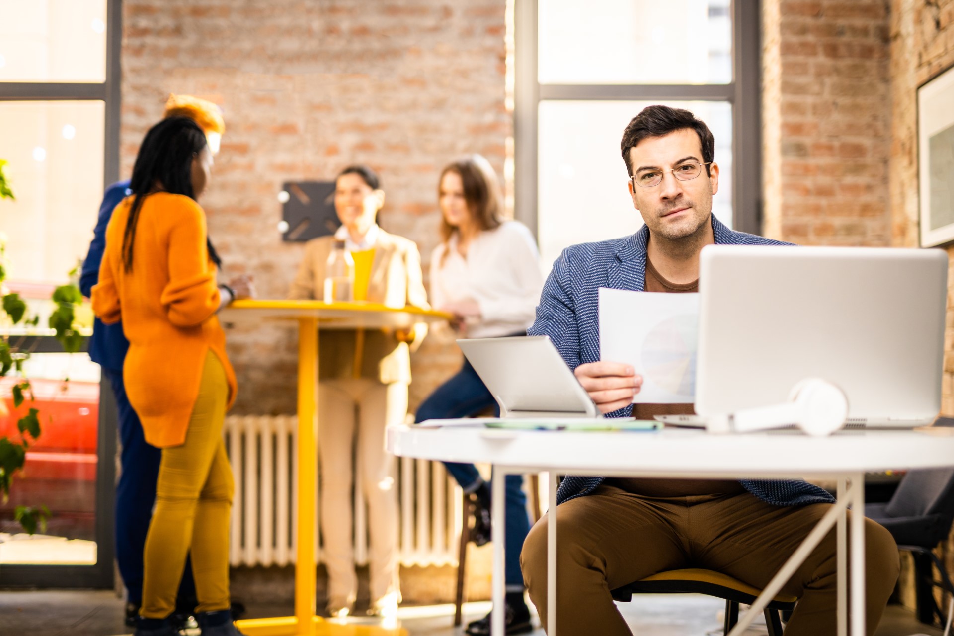 Man op kantoor achter computer is op zoek naar meer personeel en plaatst vacature online