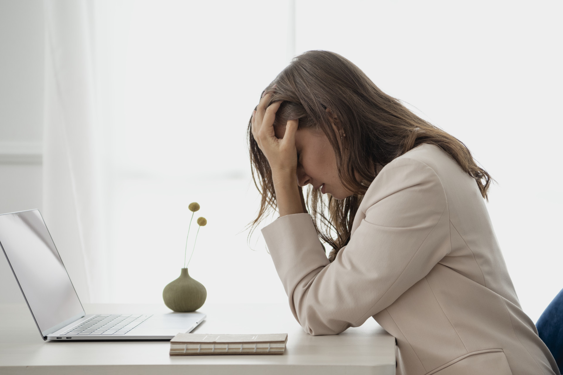 stress-vrouw-collega-pesten-vertrouwenspersoon