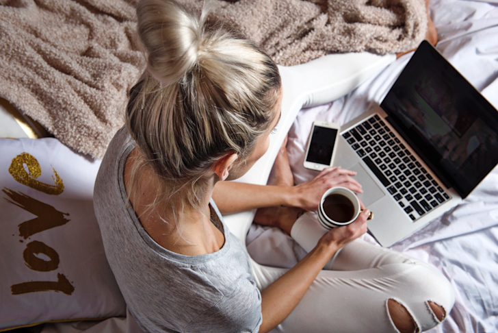 Vrouwelijke zzp'er achter de laptop