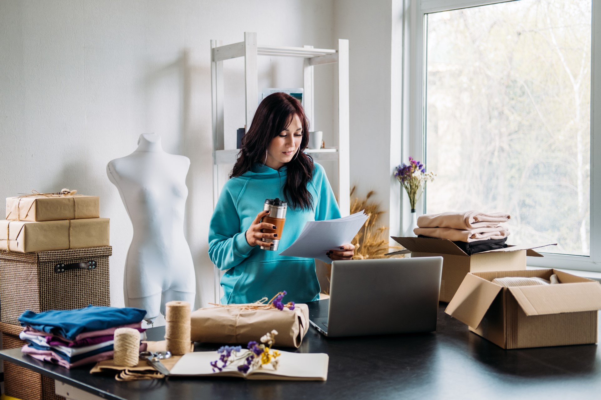 Jonge vrouwelijke ondernemer verkoopt via haar webshop