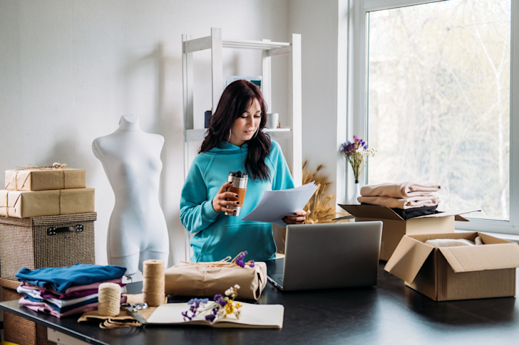 Jonge vrouwelijke ondernemer verkoopt via haar webshop