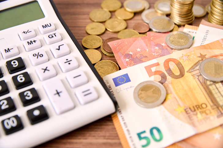 Rekenmachine en geld, salaris, loon, loonkosten