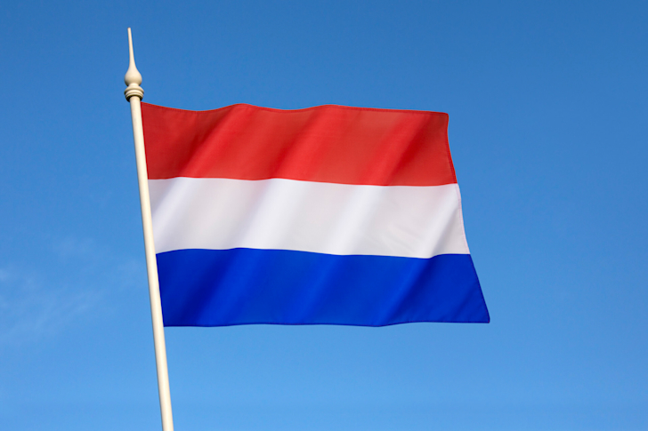 Nederlandse vlag blauwe lucht, 5 mei bevrijdingsdag