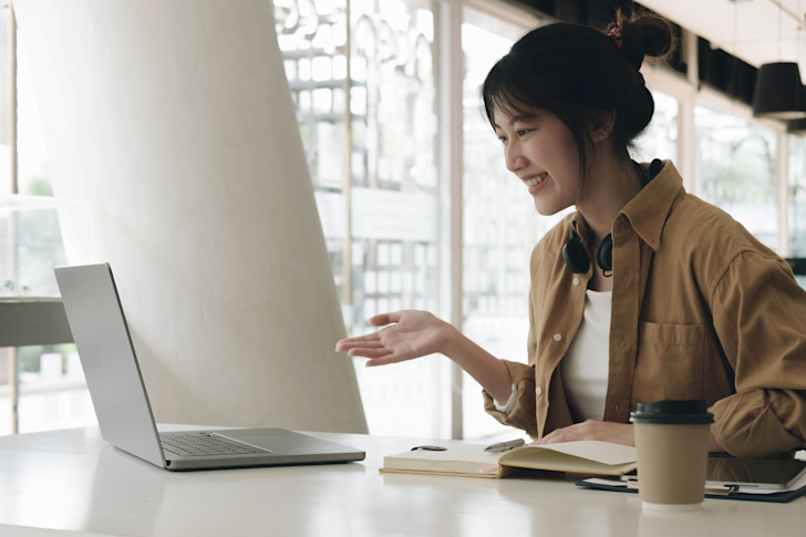 jonge vrouw achter computer werft klanten digitaal