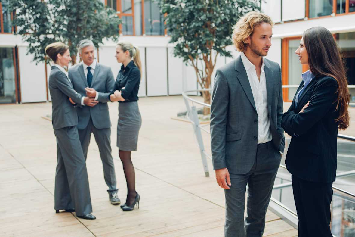 Groep mensen in gesprek