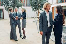 Groep mensen in gesprek