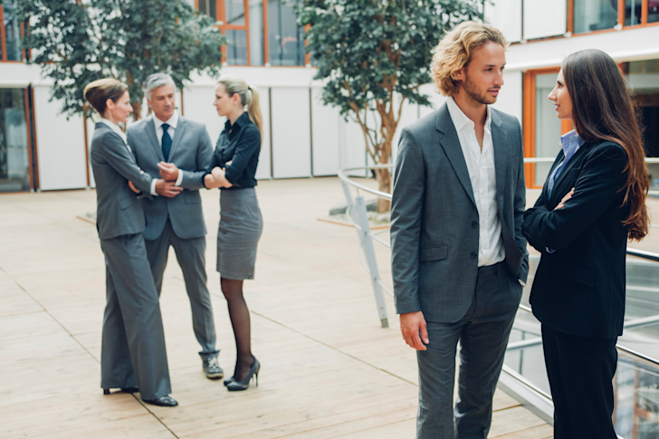 Groep mensen in gesprek