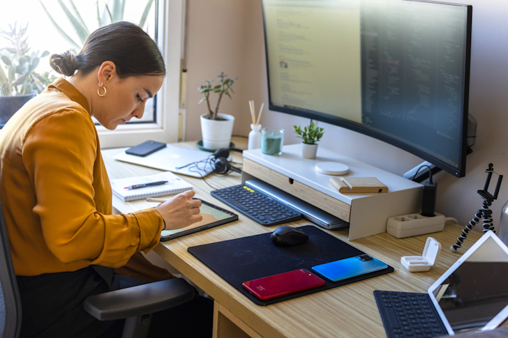 Vrouw werkt vanuit huis, ruim helft Nederlanders kiest wel eens voor thuiswerken
