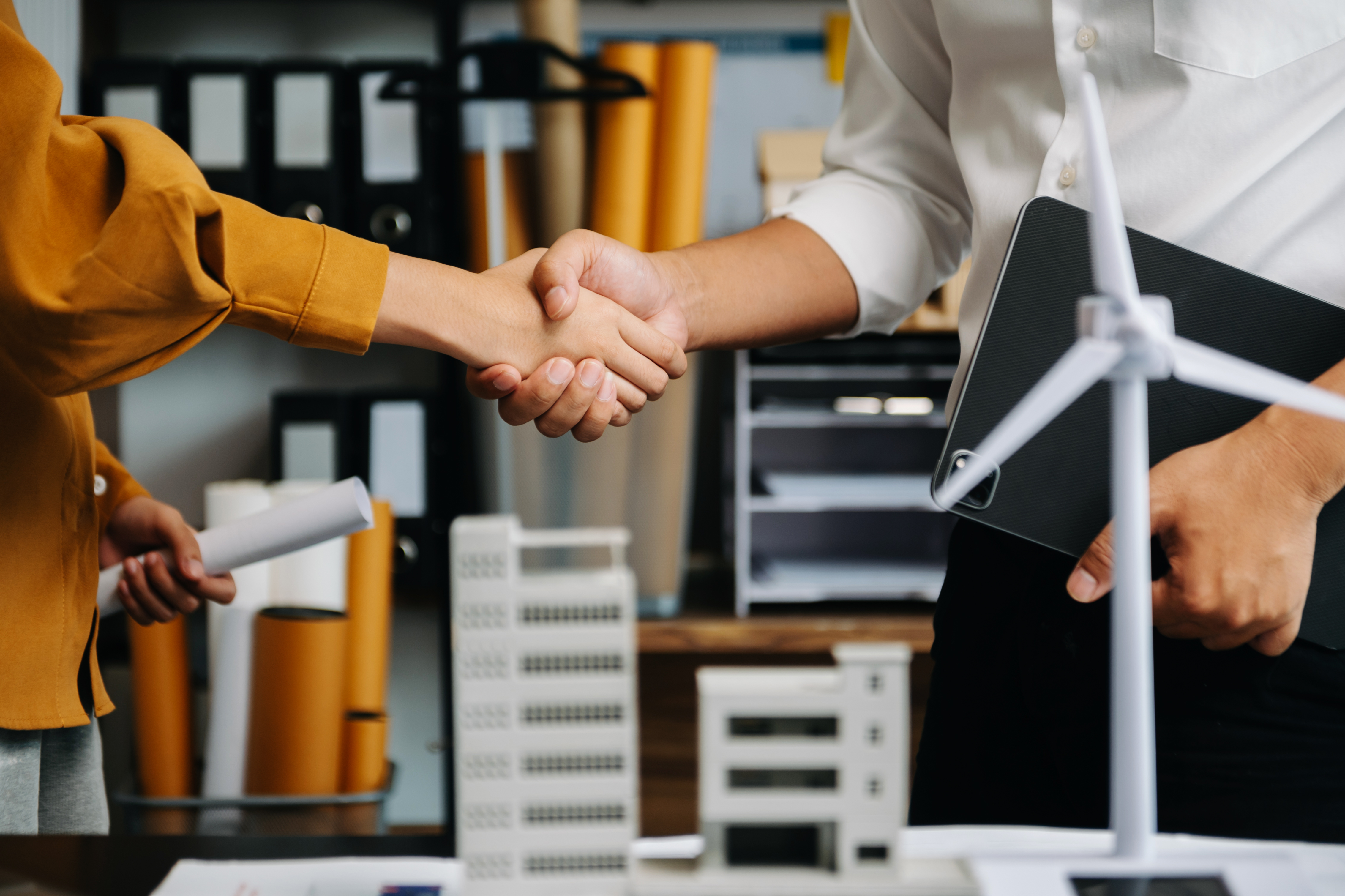 Ondernemers die handen schudden