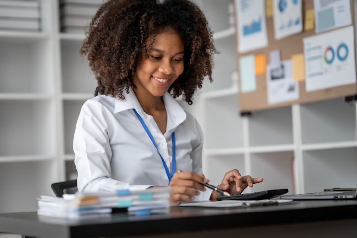 vrouw-kantoor-bureau-rekenen