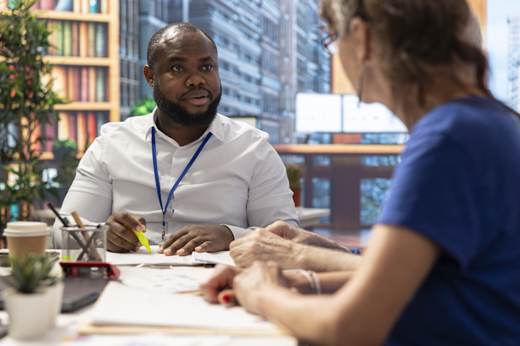 Man en vrouw aan tafel - Tussenpersoon verzekering