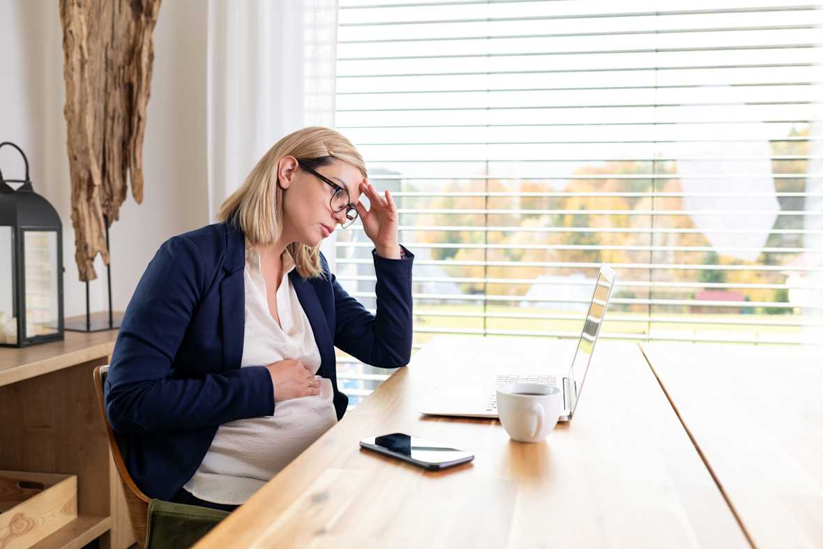zwanger-vrouw-kantoor-laptop-zorgen-ziek