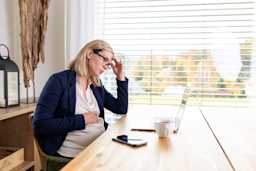 zwanger-vrouw-kantoor-laptop-zorgen-ziek