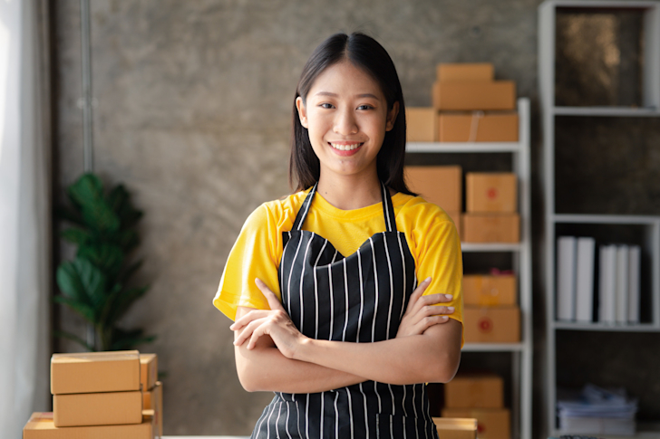 ondernemer-vrouw-winkel-vrolijk-lach-webshop-kantoor-voorraad