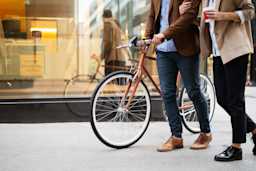 fiets-mobiliteit-vervoer-mannen-stoep