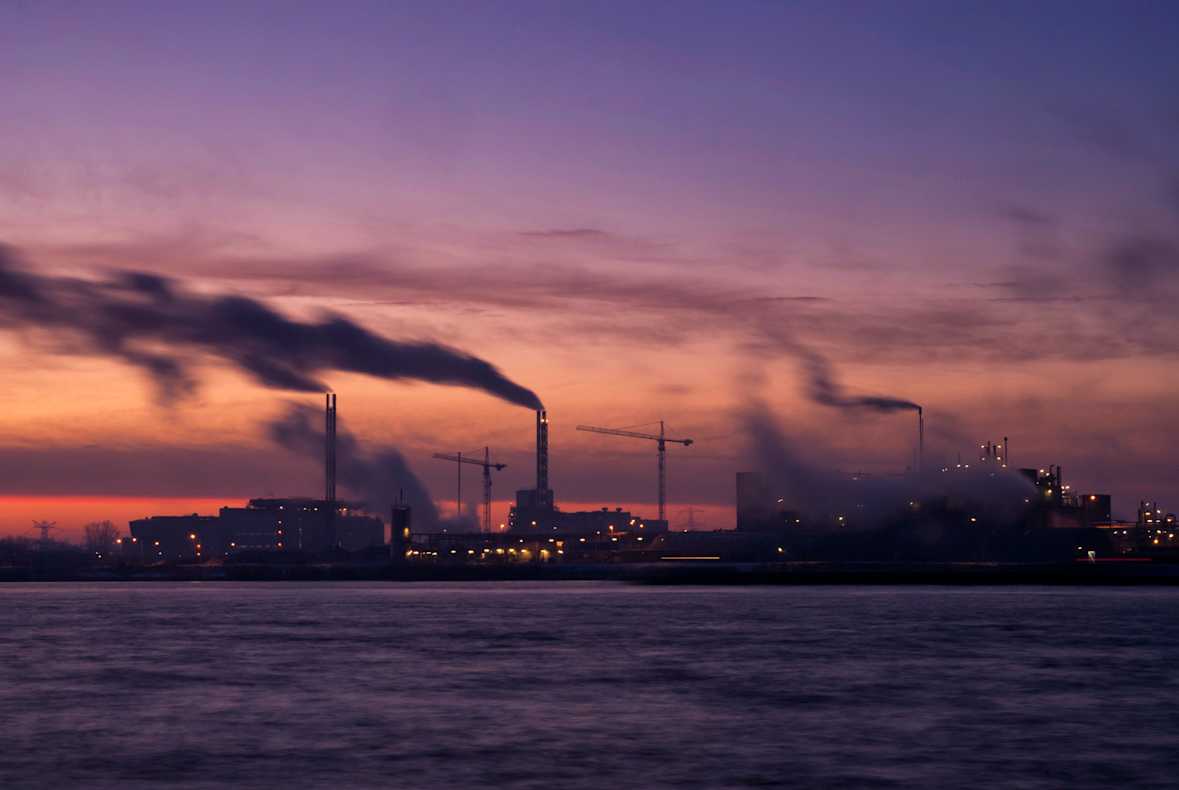 chemisch-industrie-zee-water-rivier-uitstoot-co2