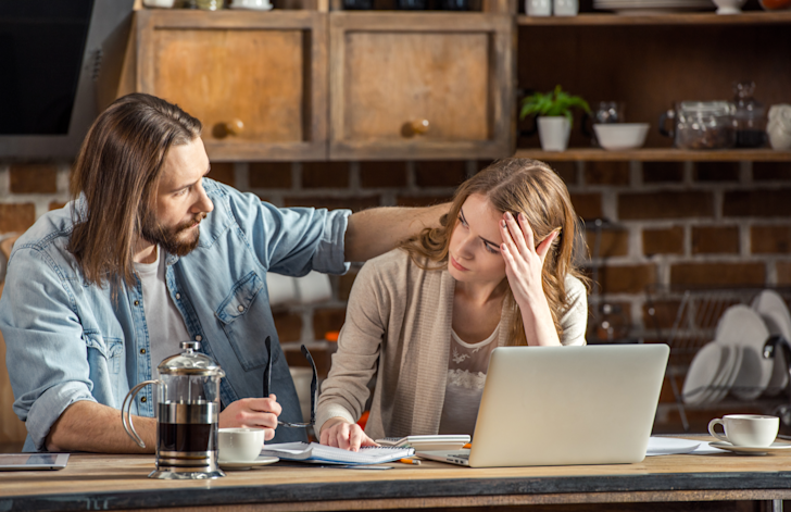 Man en vrouw achter laptop - faillissementen stijging