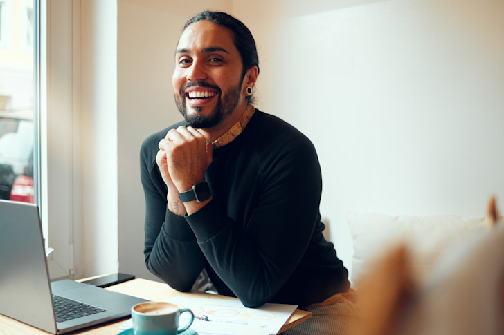 ondernemer-man-lach-laptop-kantoor-baard